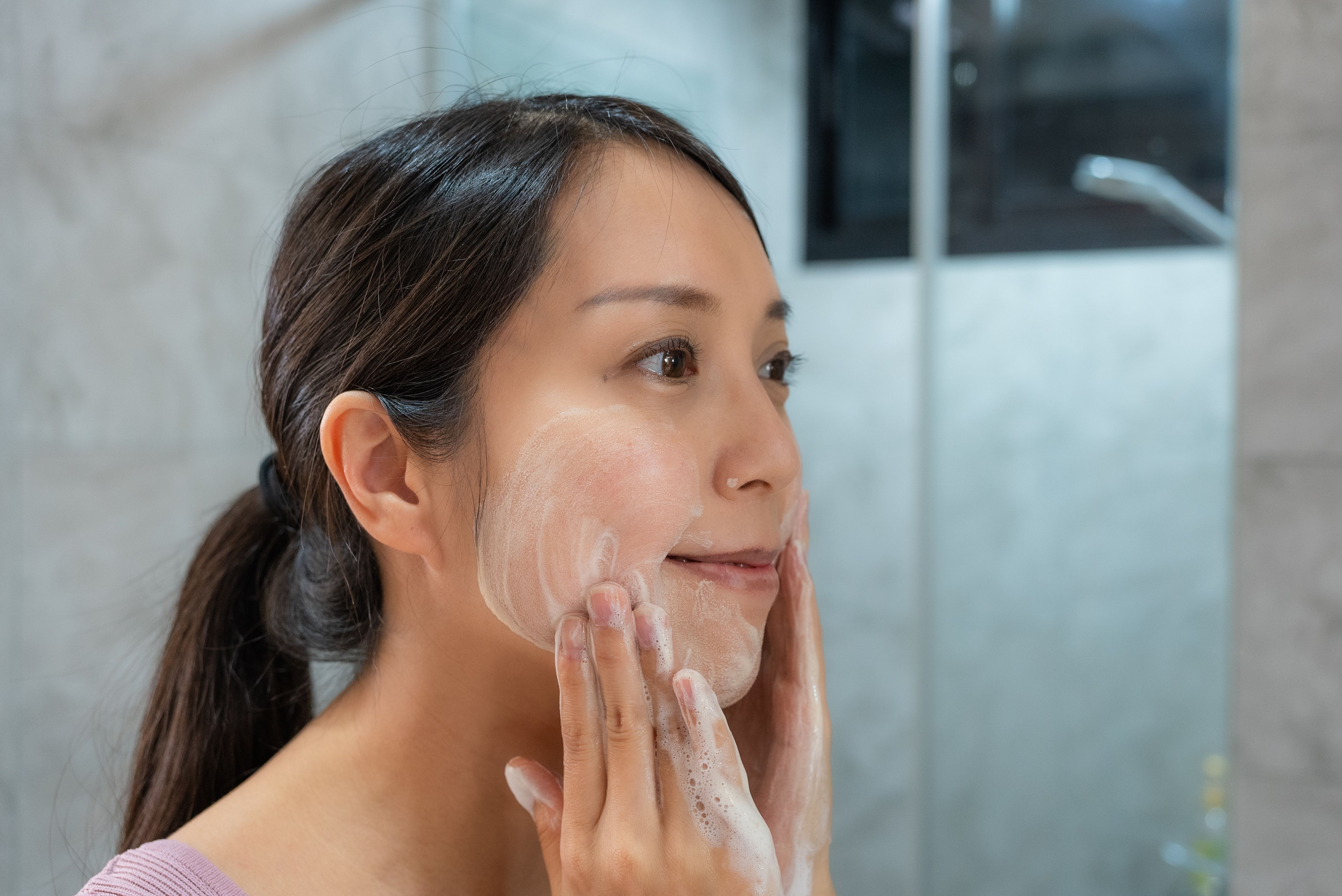 woman-washing-her-face